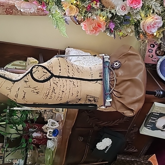 Unique Henri Bendel Clutch/Crossbody with Mirror & Shoulder Strap - Picture 3 of 16